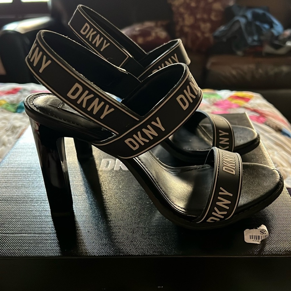 New black DKNY logo Balder Slingbacks heels sandals sz 7